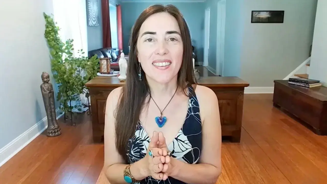 Dayana Pereira teaching a live somatic session