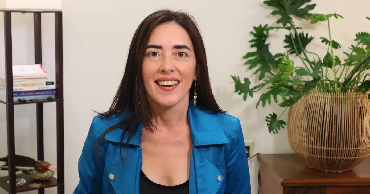 Dayana Pereira smiling in her blue jacket